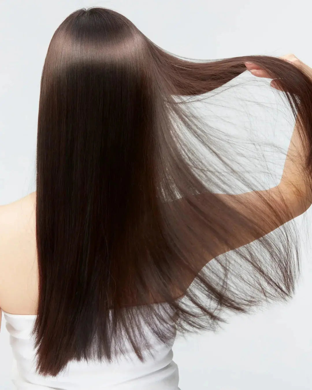 femme de dos avec de très longs cheveux lisse