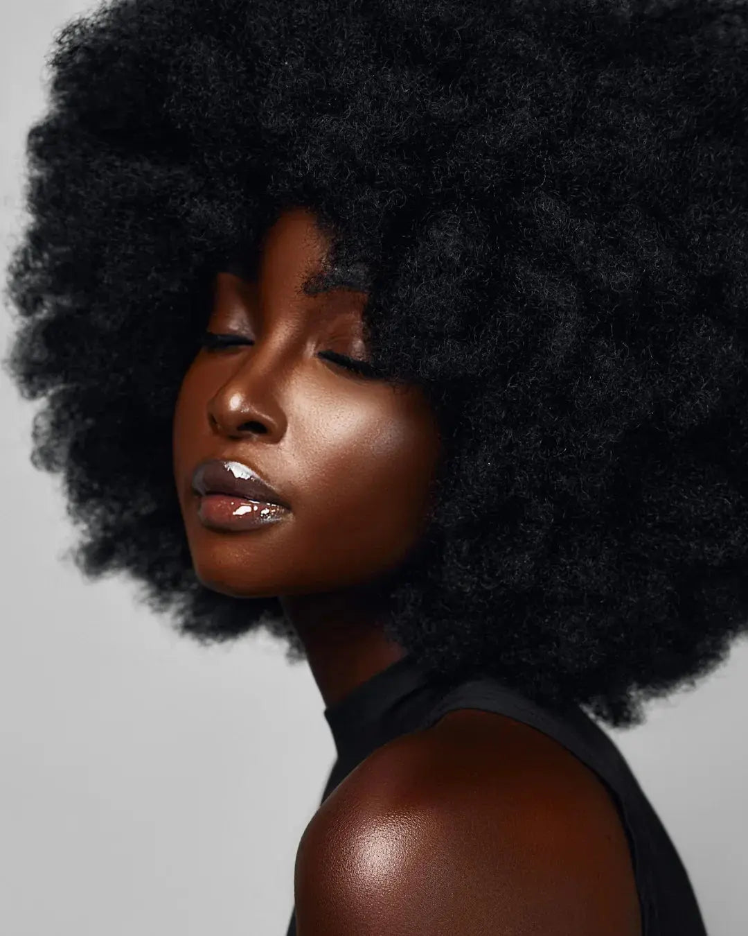 jeune femme avec de beaux cheveux afro