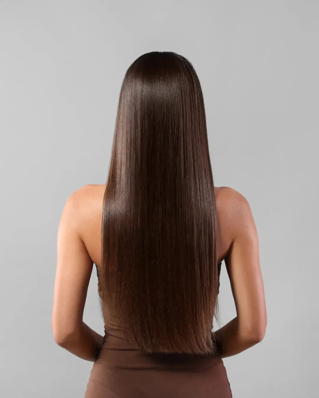Femme de dos avec de longs cheveux lisses et brillants