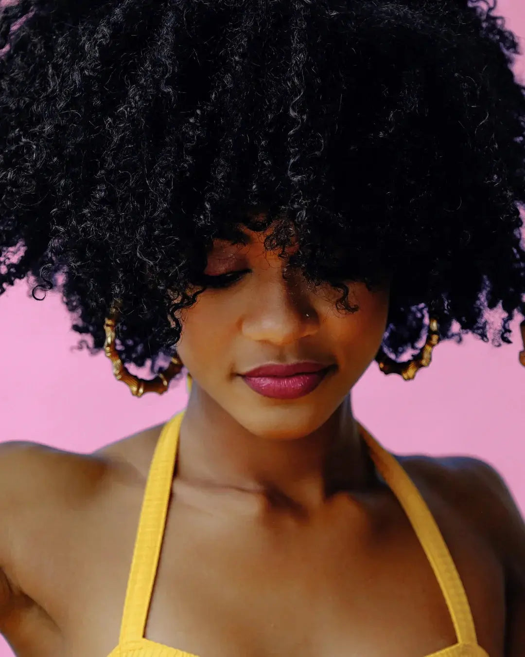 femme avec des cheveux afro et des boucles bien définies
