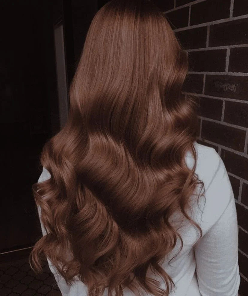 femme de dos avec de beaux cheveux longs