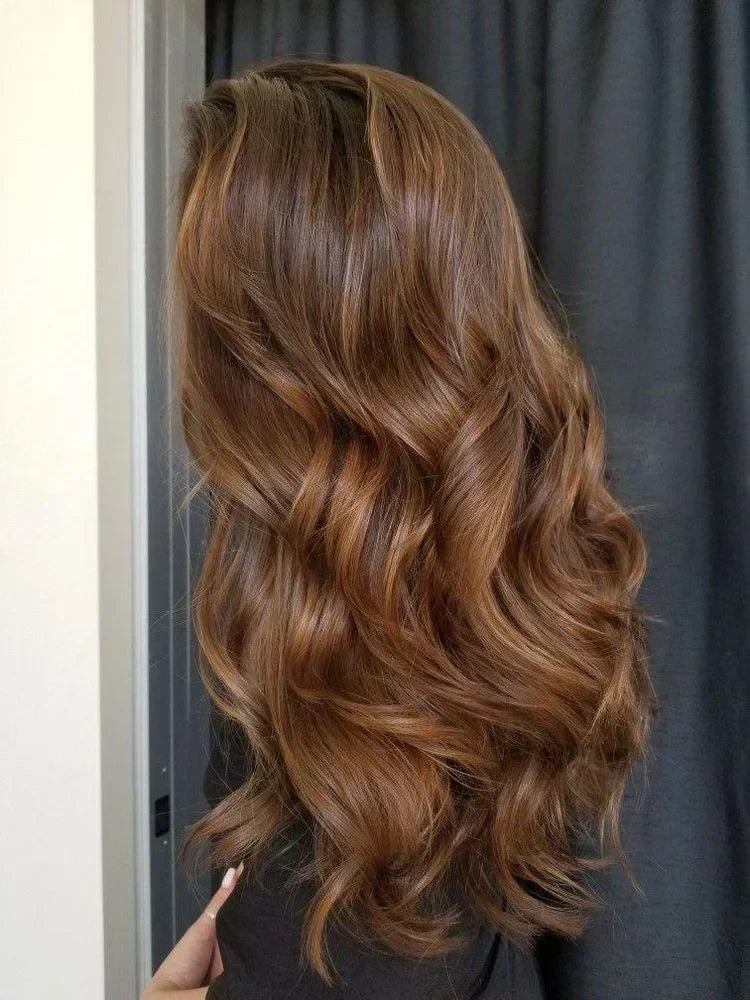 femme de dos avec des cheveux bien ondulées et de belles boucles