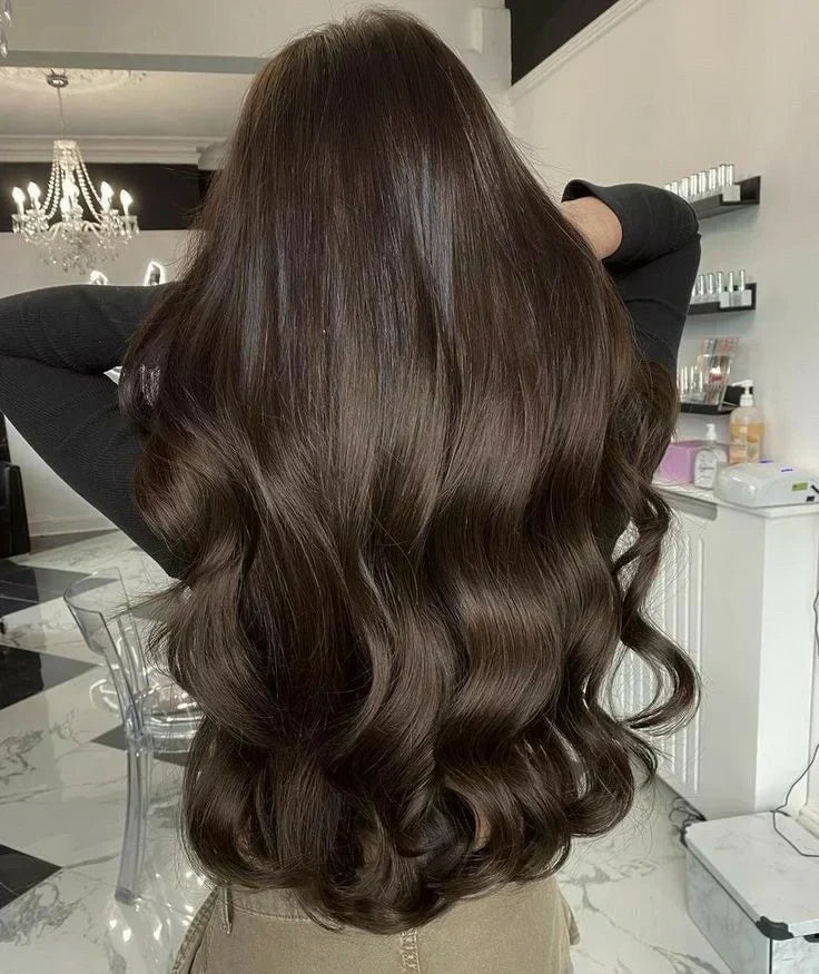 femme avec des cheveux ondulés de dos