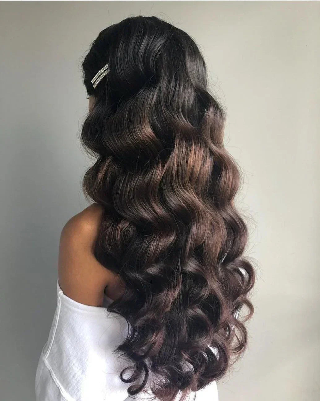 femme de dos avec des cheveux long bouclés