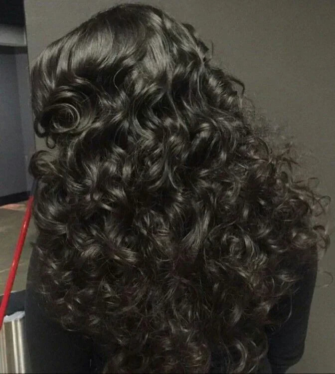 femme de dos avec les cheveux bouclés