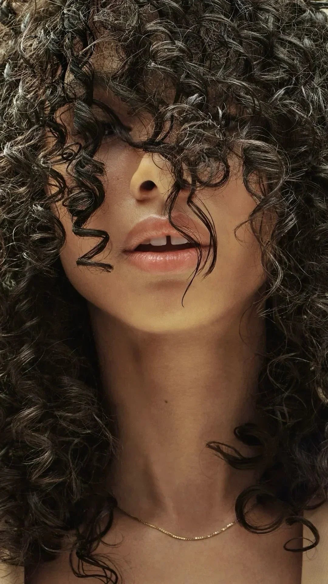 femme avec de très beaux cheveux odulés 