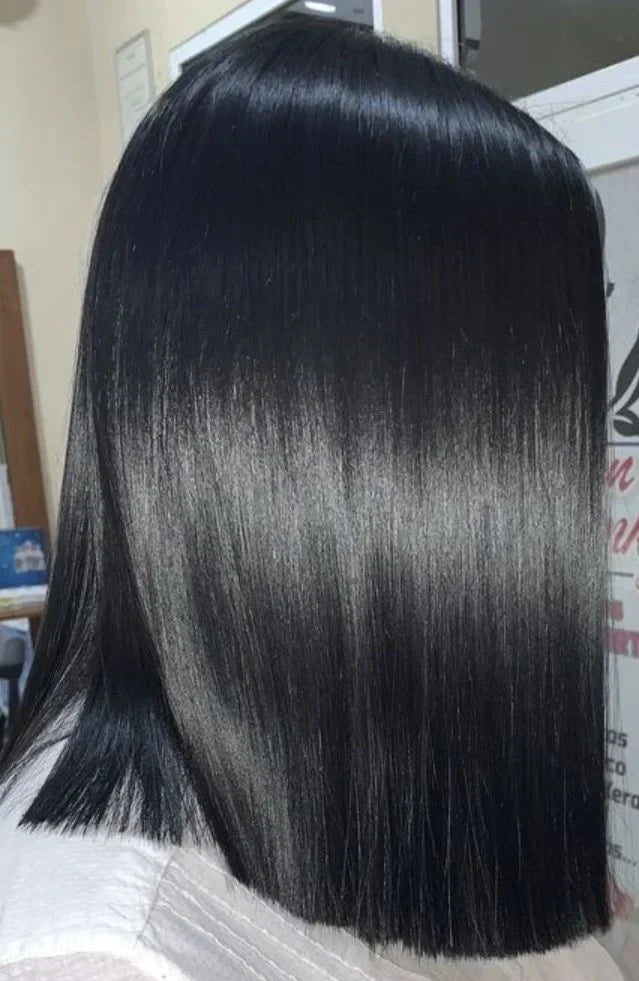 femme brune de profil avec des cheveux courts lisse 
