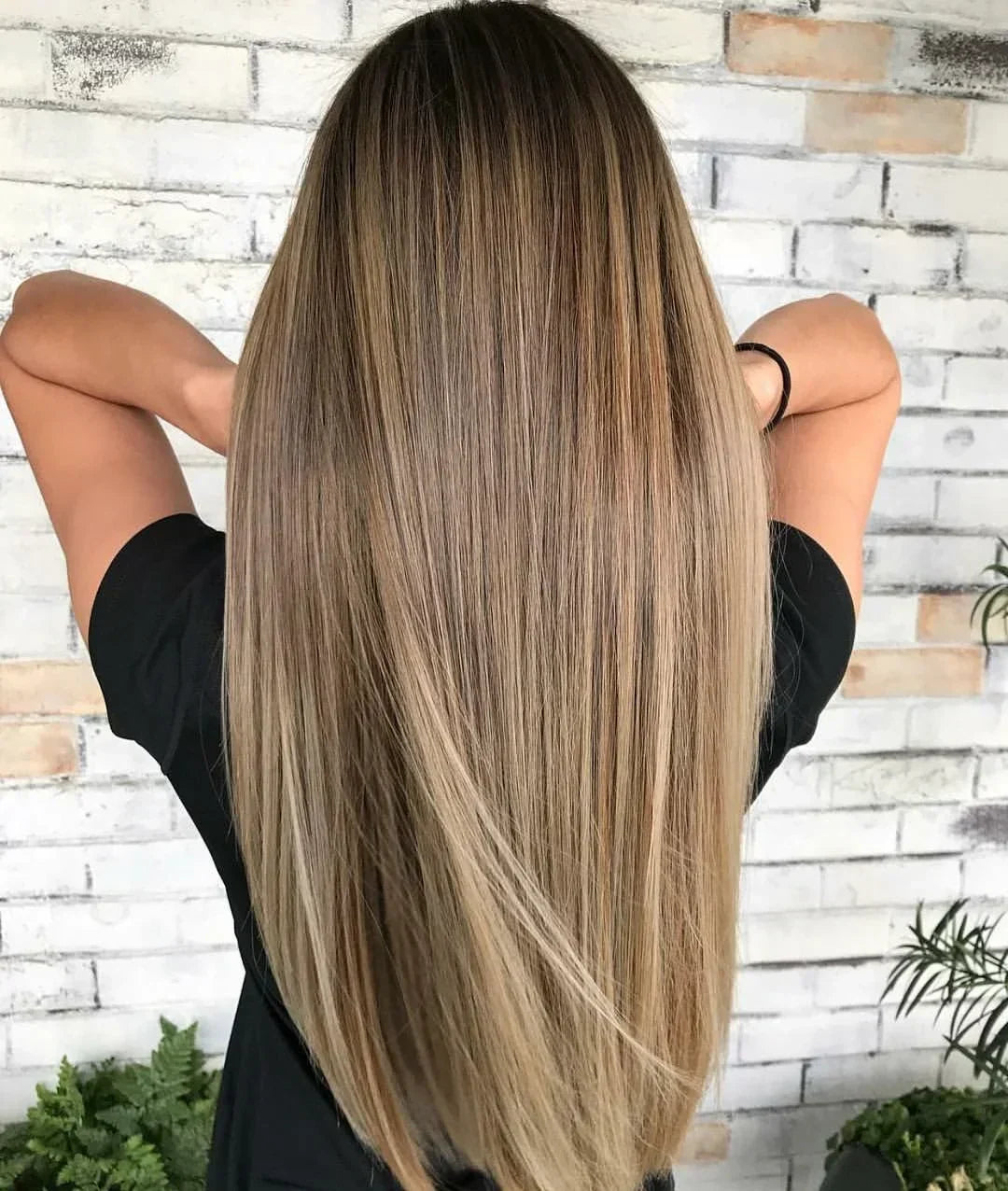 femme de dos avec de beaux cheveux bien lisses