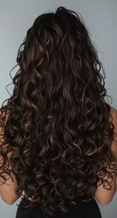 femme de dos avec de beaux cheveux bouclés