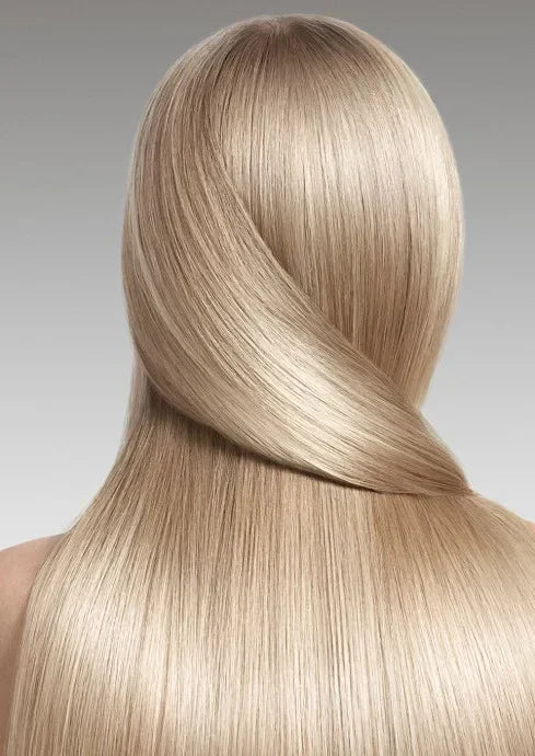 femme blonde de dos avec les cheveux parfaitement lisses