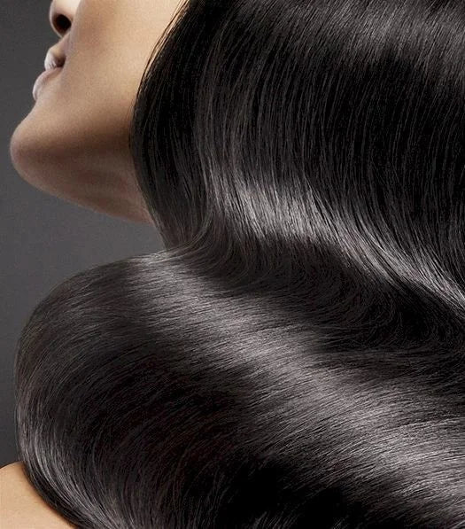 femme avec de beaux cheveux lisses