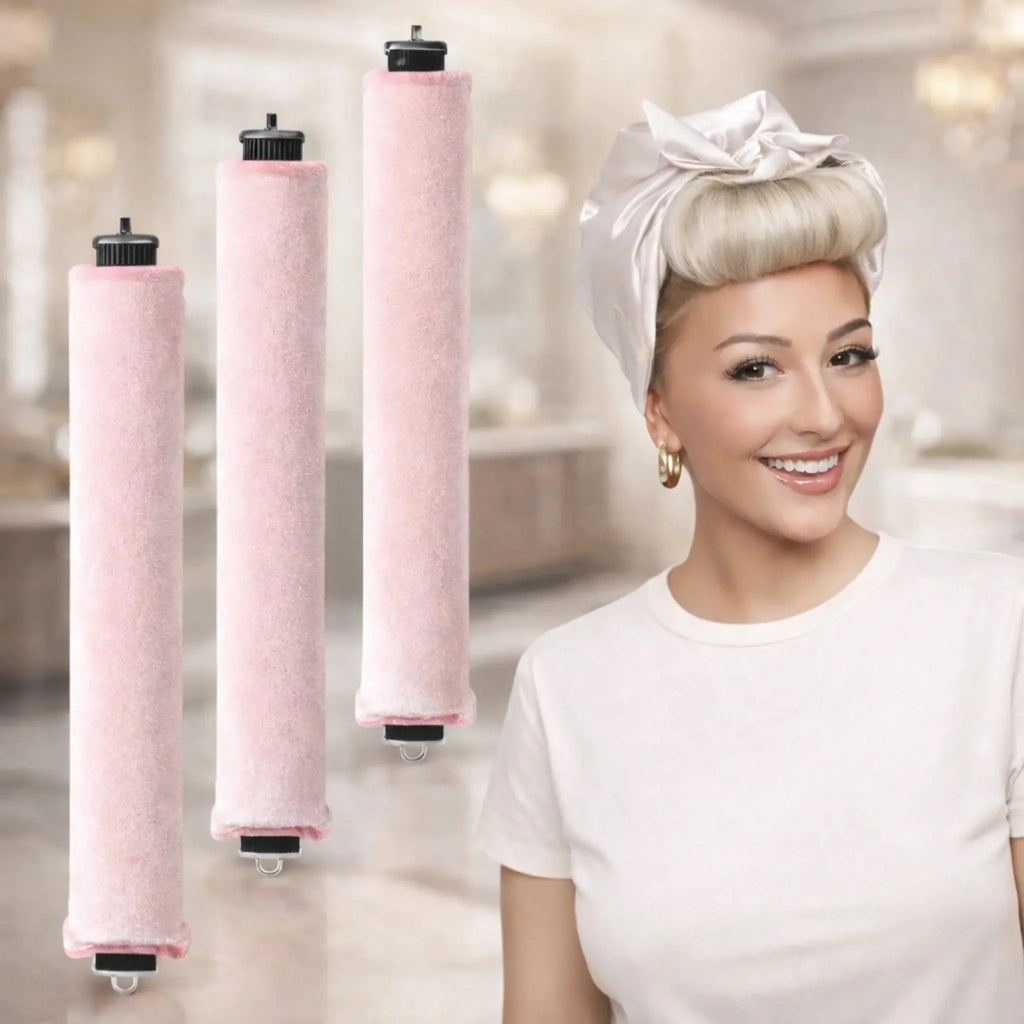 3 rouleaux, bigoudis roses pour des boucles sans chaleur. Une femme souriante avec les cheveux blondes qui vient d'installer les bigoudis sur sa tête