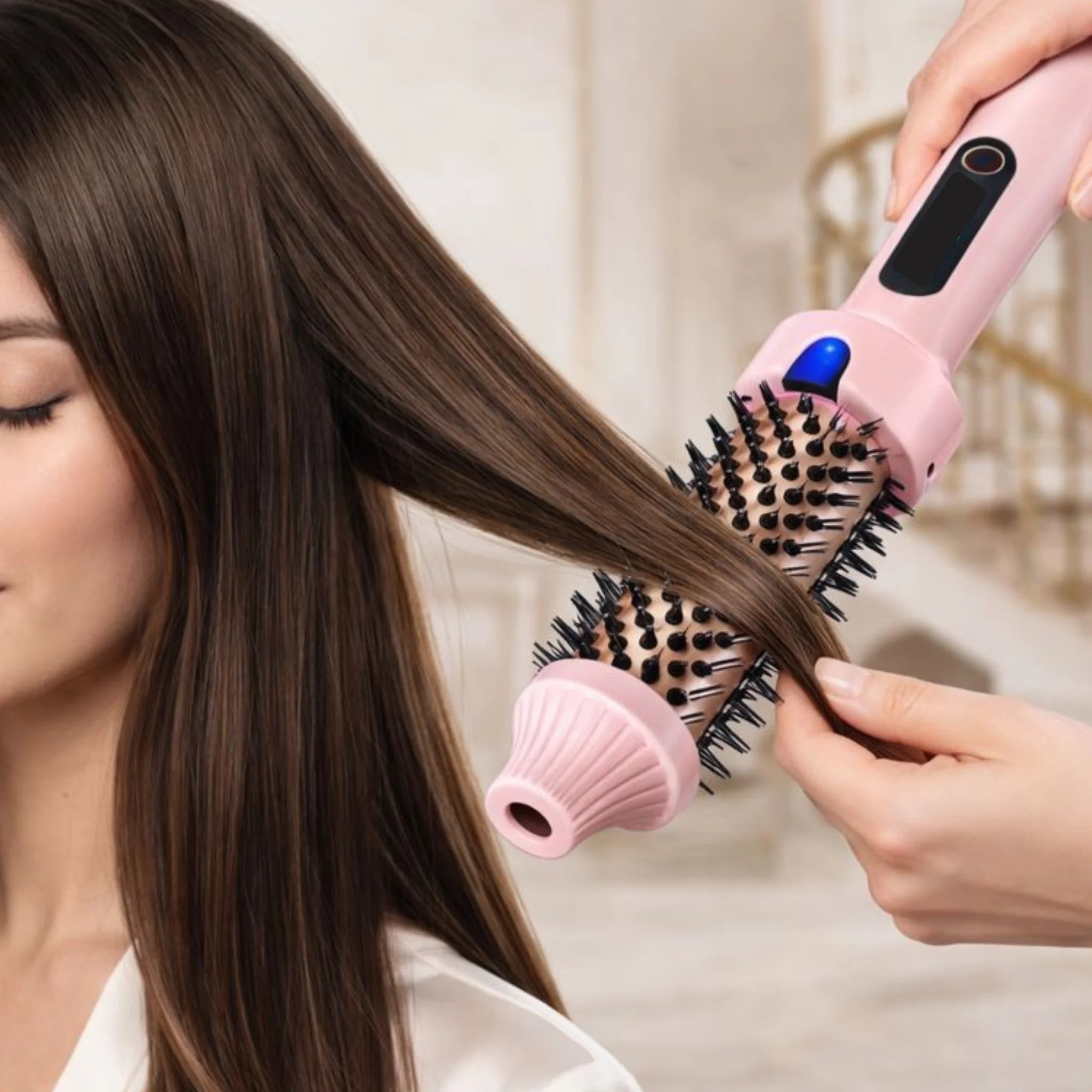 une jeune femme se fait boucler les cheveux avec la brosse chauffante lissante thermique