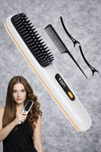 femme qui pose avec une brosse lissante blanche dans sa main 